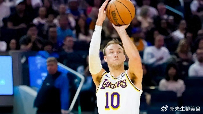 湖人捡到宝了!50.3%三分射手改写紫金军团命运，东契奇喊“多投”|肯纳德|洛杉矶湖人队|卢卡-东契奇|卢克-肯纳德|卢克·肯纳德_新浪体育_新浪新闻